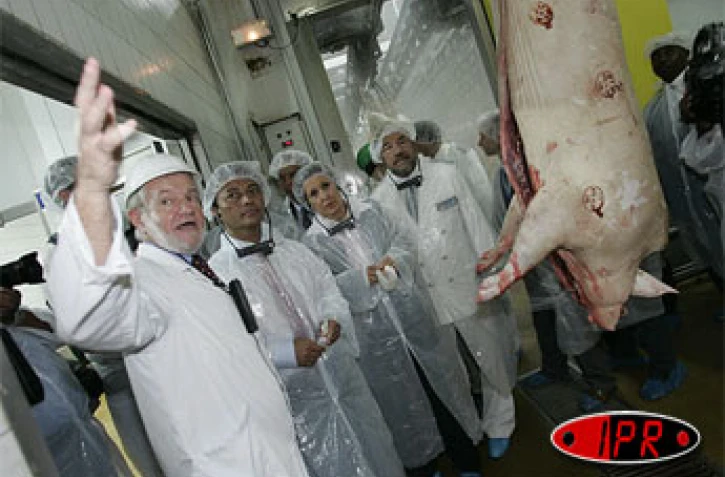 Vendredi 15 avril 2005 -

Marc Ravalomanana a visité les abattoirs de la SICA Viandes à Saint Pierre.