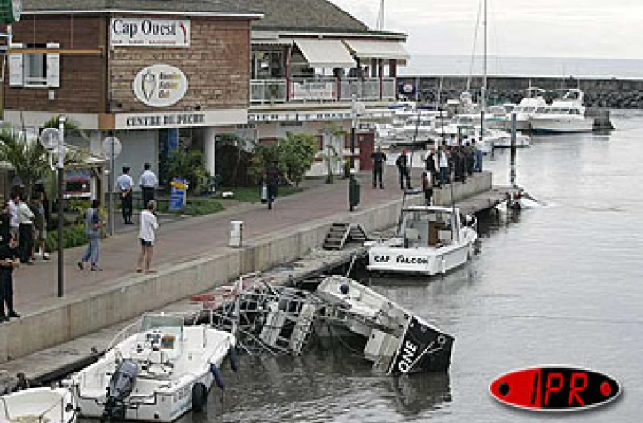 Le 26 décembre 2004, à la suite du tsumani meurtrier en Asie du Sud-Est, La Réunion  avait été frappée par une onde de choc. Plusieurs bateaux avaient coulé