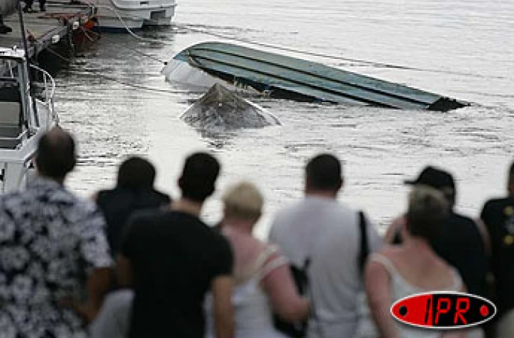 Dimanche 26 décembre 2004 -

Les lames de fond ont coulé ou endommagé des bateaux dans le port de Saint-Gilles