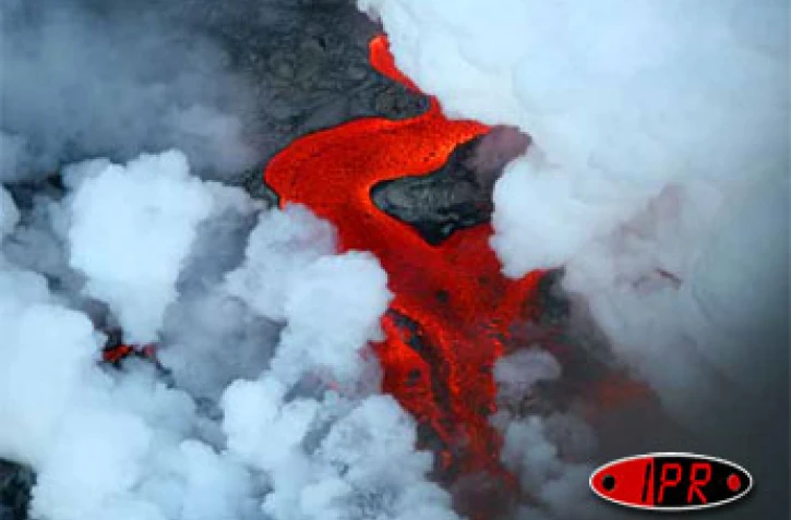 Mercredi 4 avril 2007 -
L'éruption redouble d'intensité. Les risques d'ouverture d'une faille hors enclos et d'un effondrement du Dolomieu sont sérieusement envisagés