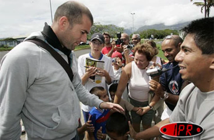 Vendredi 24 décembre 2004

Zinedine Zidane à son arrivée à La Réunion où il passe le réveillon de Noël