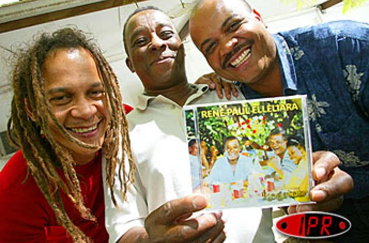 Vendredi 23 mai 2003 -
Baster production a lancé &quot;Rogaton&quot; un album de René Paul Elleliara (au centre de la photo en compagnie de Thierry Gauliris, le chanteur - guitariste de Baster - à gauche - et du percussionniste Nano)