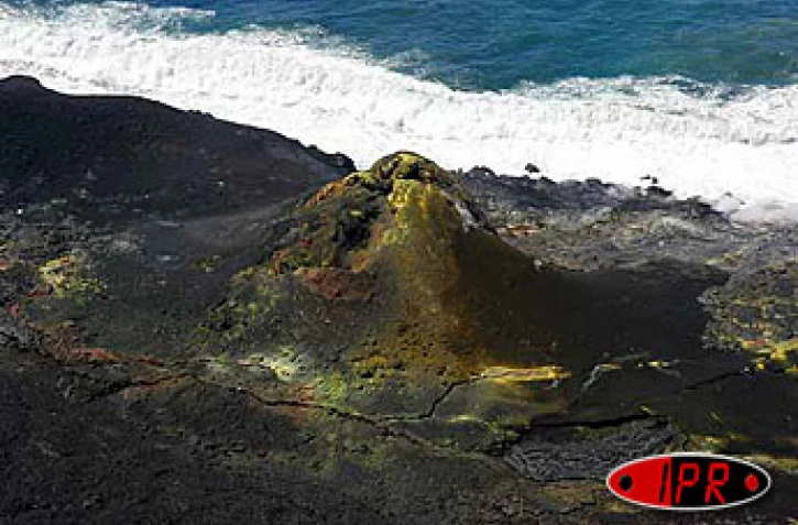 Lundi 6 septembre 2004
La rencontre de l'eau et du feu a donné naissance à une plateforme et à 3 cônes volcaniques en bord de mer