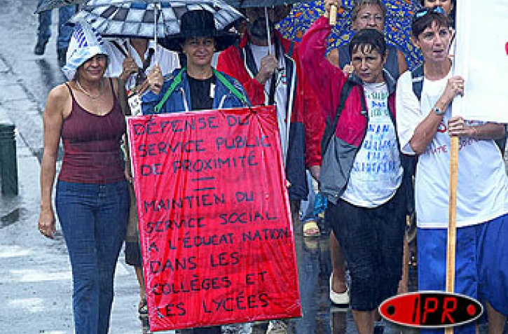 À l'appel de l'intersyndicale plus de 2 000 personnes ont manifesté le jeudi 3 avril 2003 à Saint-Denis contre le projet de réforme des retraites