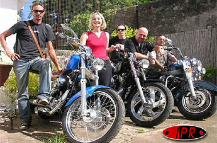 Vendredi 12 mai 2006 -

Catherine Gaud, président de RIVE, et une partie des motards de Reunion Island Chapter