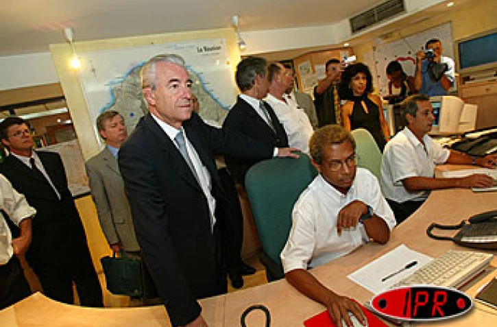 Mardi 16 avril 2003 - La première journée de la visite à La Réunion de Gilles de Robien, ministre des transports, a été agité. Les grévistes de l'Éducation nationale l'ont hué toute la journée