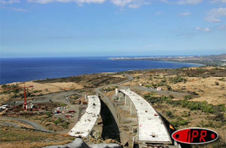 Mardi 6 décembre 2005 -

Le chantier de la route des Tamarins progresse, le viaduc de Fleurimont, qui enjambe la ravine du même nom à côté de Plateau Caillou (Ouest), est terminé