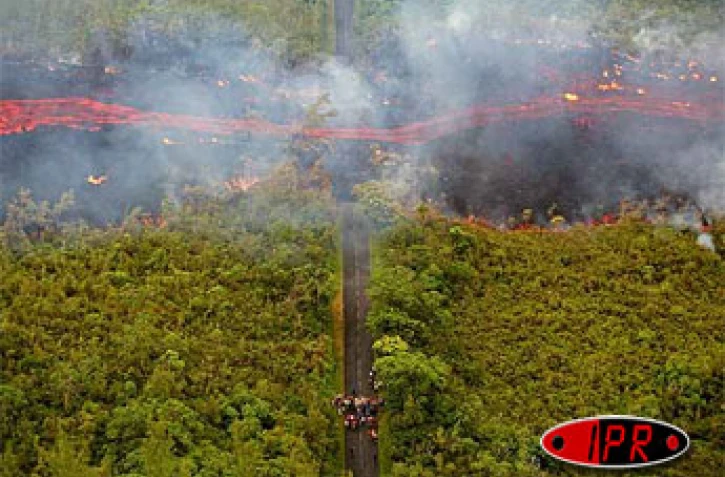 Lundi 2 avril 2007 -

Une coulée de lave a raversé la RN2 u niveau du Tremblet dans le courant de l'après-midi