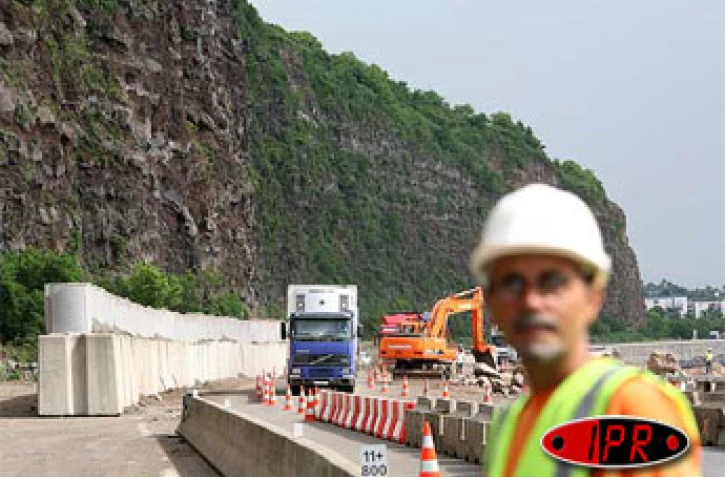 Vendredi 7 avril 2006 -

Les travaux de réfection de la route du littoral se poursuivent