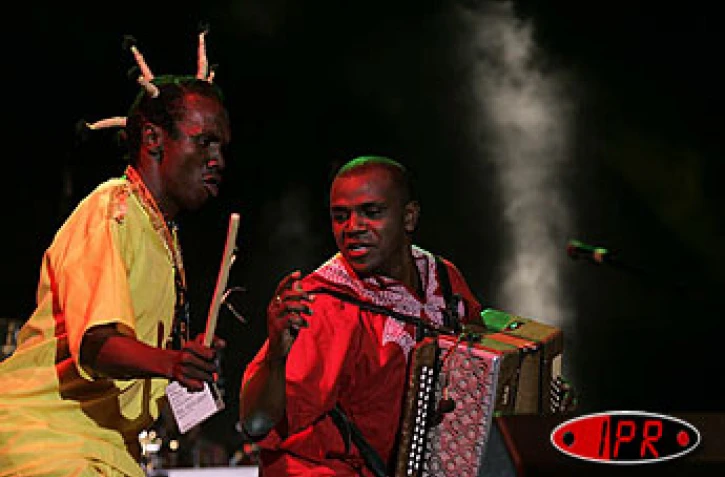 Dimanche 8 août

Dimanche 8 août

Les Malgaches de Légo était en première partie de Johnny Clegg
sur la scène du Sakifo Festival