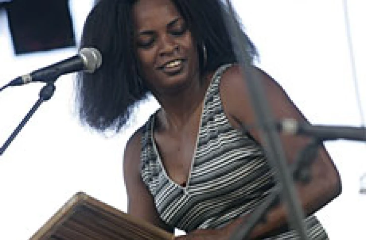 Vendredi 6 août 2004

Christine Salem et ses dalons en plein maloya