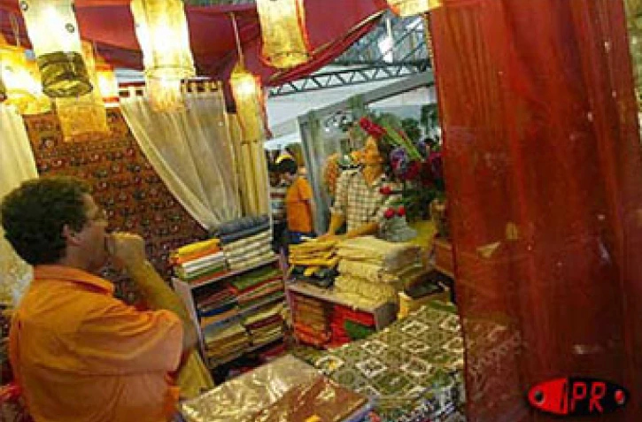 Plus de 100 000 visiteurs ont visité le 14e Salon de la maison qui s'est tenue du vendredi 3 mai au dimanche 12 mai 2002 au parc des expositions de Saint-Denis