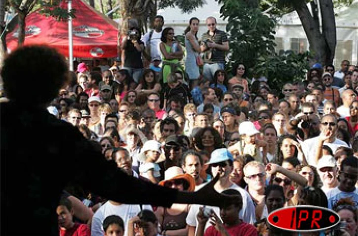 Samedi 5 août 2006 -

Chaude ambiance au Massalé pour Tikok Vellaye (Ti Sours) et Françoise Guimbert