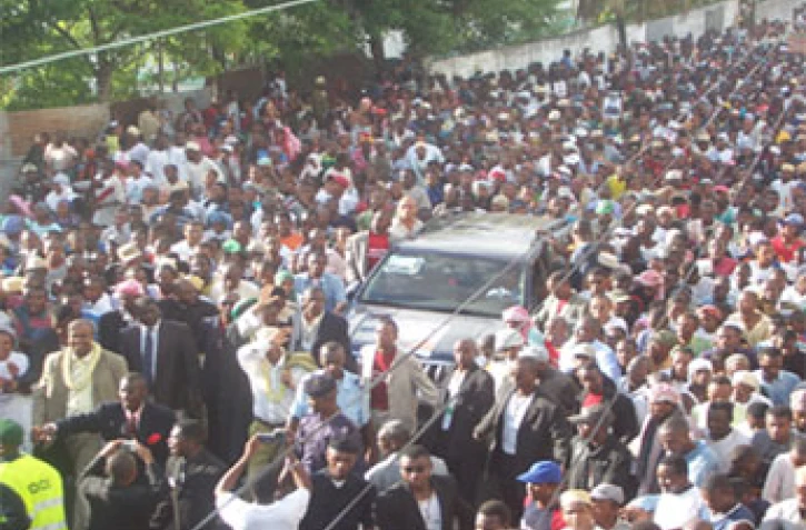 Lundi 24 avril 2006 -
Abdallah Mohamed Sambi (alias Ayatollah), vainqueur des primaires pour la présidentielle, a été accueilli triomphalement à Moroni
Photos HZK Presse