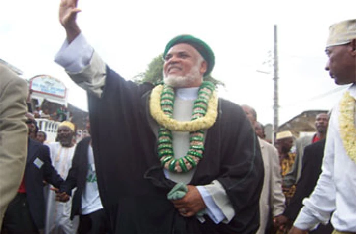 Lundi 24 avril 2006 -
Abdallah Mohamed Sambi (alias Ayatollah), vainqueur des primaires pour la présidentielle, a été accueilli triomphalement à Moroni
Photos HZK Presse