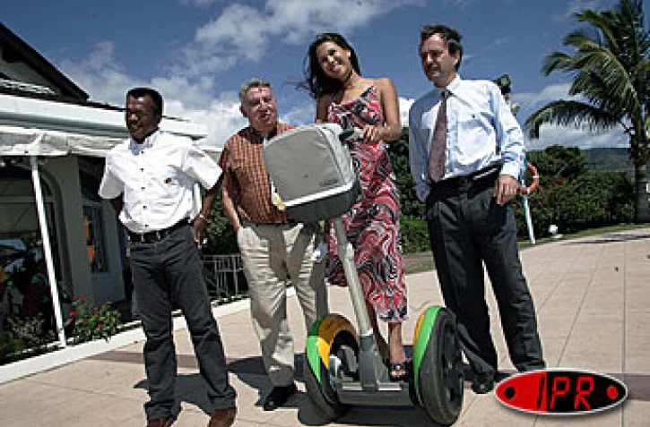 Mercrdi 15 septembre 2004 -
Le Segway, une plate-forme "intelligente" de transport individuel, sera présenté au Cyber 2004