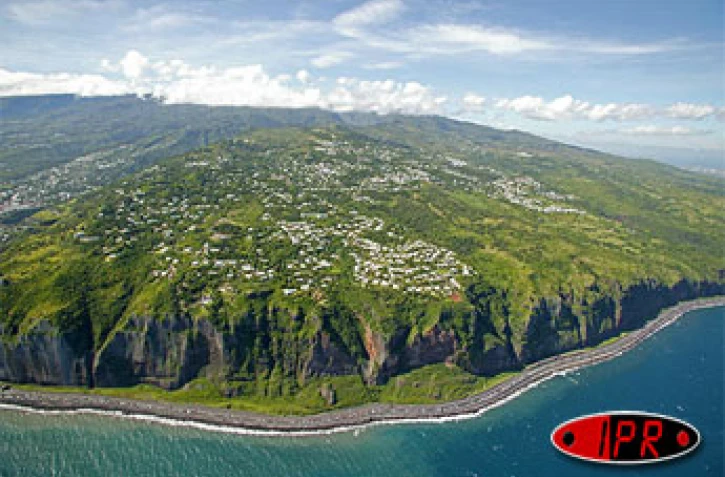 Des habitations à la Montagne, quartier de Saint Denis, dominent la route du littoral