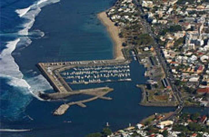 Dans le sud, le port de Saint Pierre s'abrite derrière le lagon