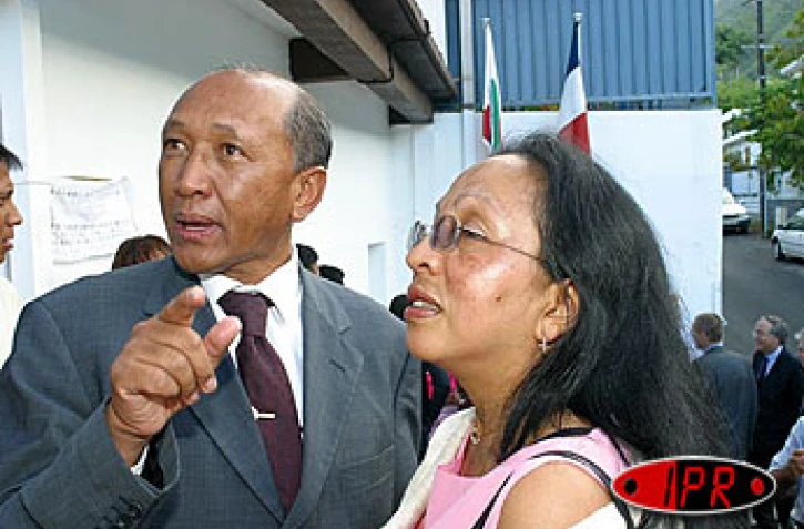 Mercredi 8 décembre 2004 -
Léa Ravololondratavy et la nouvelle consule de Madagascar à La Réunion