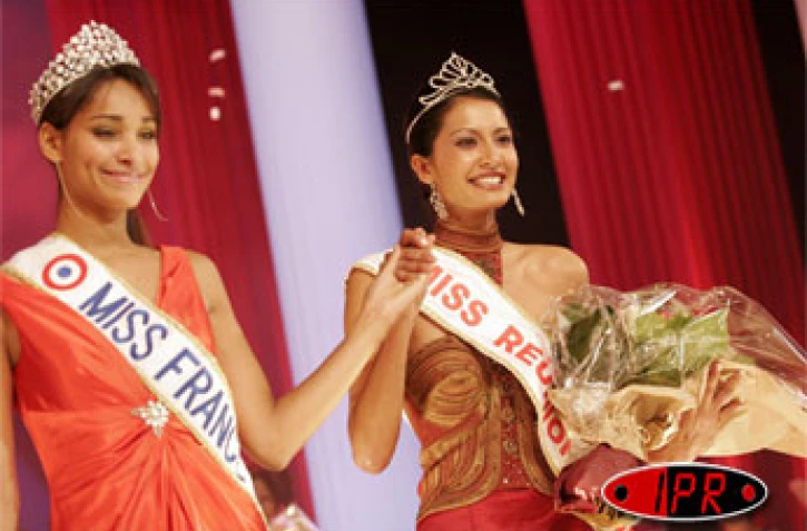 Samedi 19 août 2006 -

Raïssa Boyer, Miss Réunion 2006, a été couronnée par Cindy Fabre, Miss France 2005