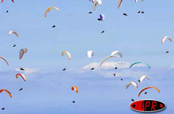 Dimanche 5 novembre 2006 -
Lors de la première manche de la finale de la coupe du monde de parapente à Saint-Leu