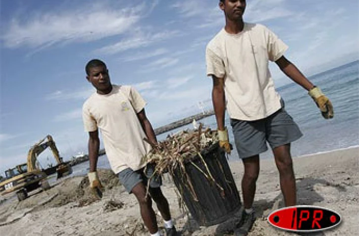 Lundi 21 février 2005

La plage de Roches Noires à Saint-Gilles est fermée au public en raison des risques de pollution