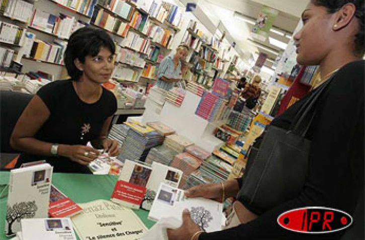 Mercredi 6 avril 2005 -

L'écrivaine mauricienne Shenaz Patel a dédicacé son livre &quot;le silence des Chagos&quot; à la librairie Gérard à Saint-Denis