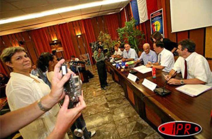 Mercredi 19 avril 2006 -
L'ADEME, EDF, le conseil régional et les distributeurs de l'île ont lancé hier une campagne promotionnelle en faveur de la vente de lampéco à un euro