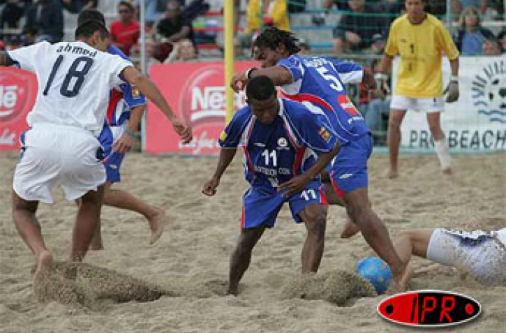 Dimanche 8 octobre 2006 -

Phase de jeu du tournoi de beach Soccer à Saint-Pierre remporté par l&quot;équipe de France entraînée par Éric Cantona