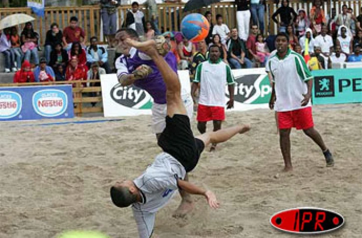 Dimanche 8 octobre 2006 -

Phase de jeu du tournoi de beach Soccer à Saint-Pierre remporté par l&quot;équipe de France entraînée par Éric Cantona