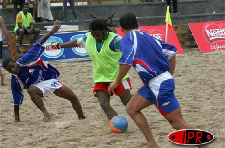 Samedi 7 octobre 2006 -

Phase de jeu lors du tournoi de Beach soccer à Saint-Pierre