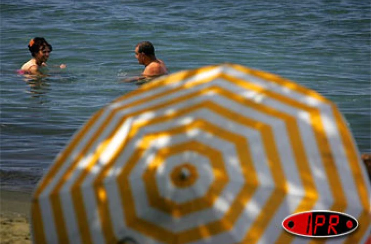 Sobres, exubérants, démonstratifs, discrets, les parasols fleurissent partout sur les plages