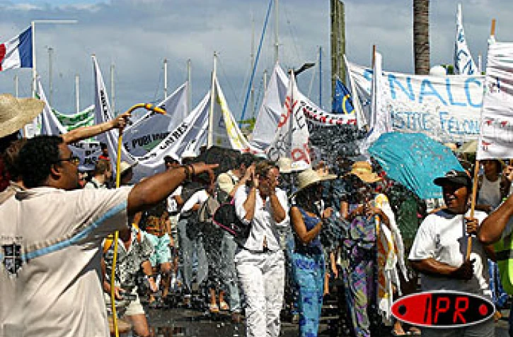 25 000 grévistes de l'Éducation nationale ont manifesté  à Saint-Pierre le mercredi 23 avril 2003. Ils protestent toujours contre &quot;le démantèlement du service public d'éducation&quot;