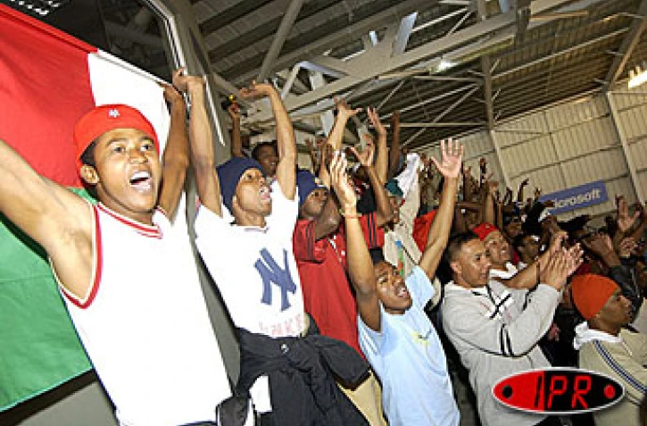 Lundi 1er septembre 2003
Tous les supporters n'ont pas la chance de trouver des places dans les gradins (Photo Noël Thomas)