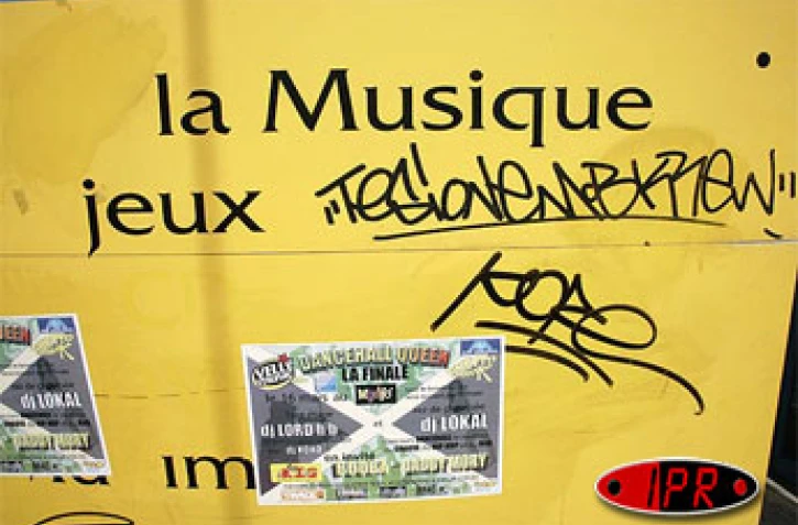 Tag sur les murs de Saint-Denis - 

"On tag pour dire et montrer qu'on existe" affirment les tagueurs