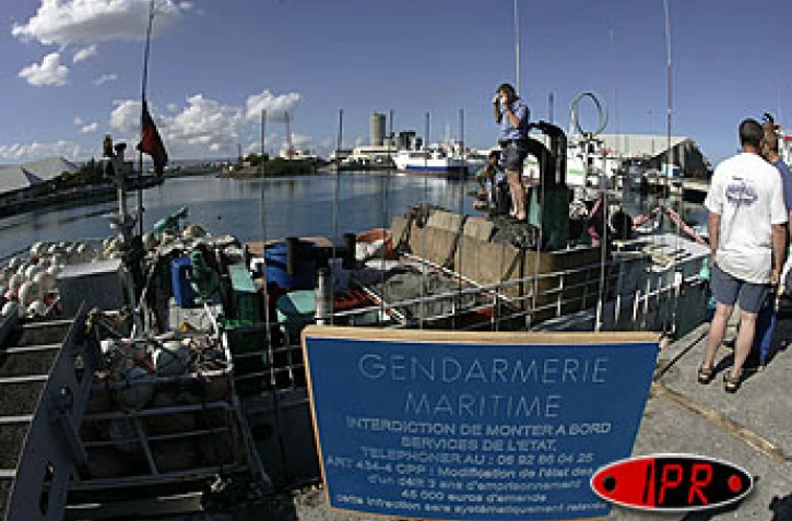 Vendredi 26 novembre 2004
Surpris en action de pêche illégale, le palangrier taïwanais Ruey Shang 11 a été arraisonnée et dérouté vers La Réunion