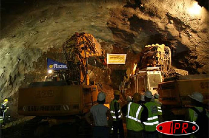 Mardi 29 août 2006 -

Le tunnel sous le cap Lahoussay vient d'être percé. Il s'agit de l'un des ouvrages les spectaculaires de la future route des Tamarins