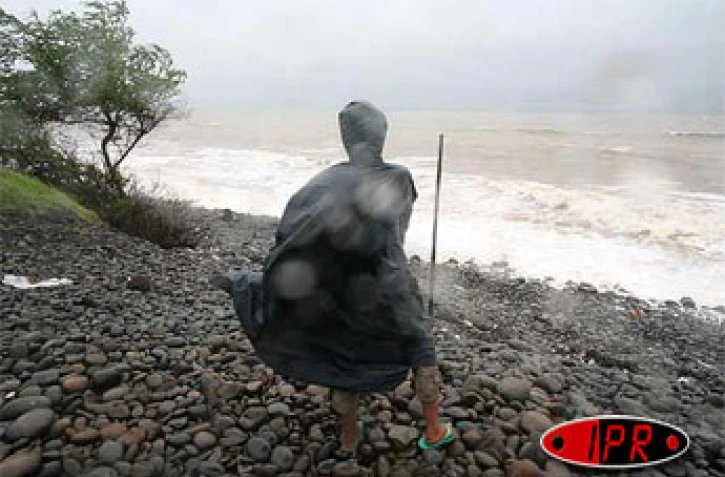 Dimanche 5 mars 2006 - Tempête Diwa

Une forte houle déferle sur le littoral ouest