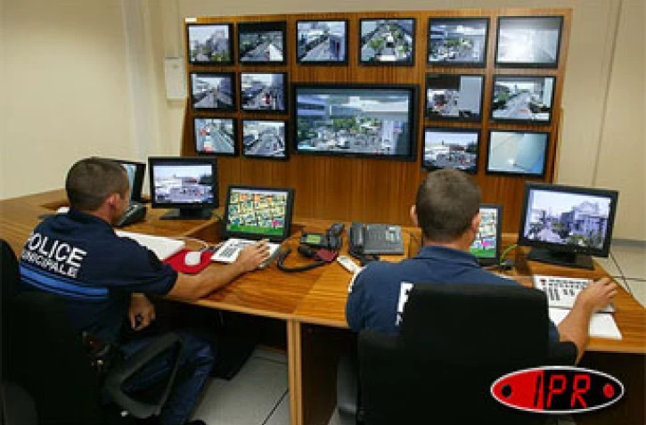 Mardi 6 décembre 2005 -
Un système de télésurveillance a été installé dans le centre-ville de Saint-Denis