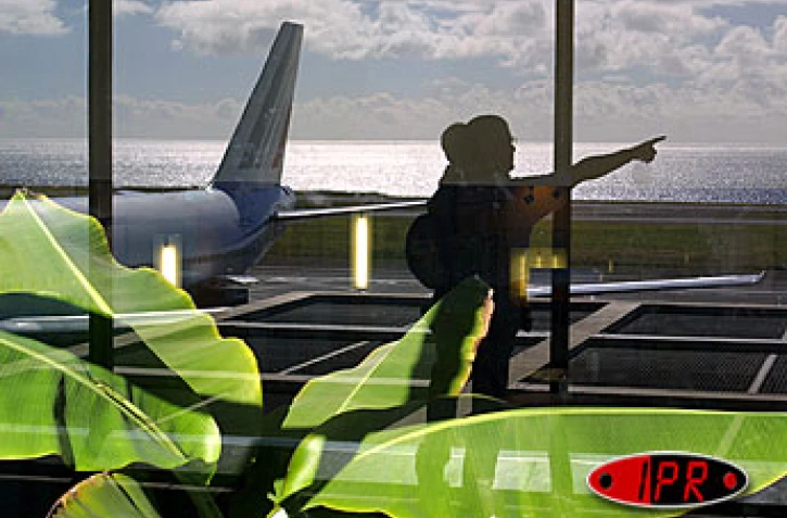Terrasse couverte de l'aéroport Roland Garros à Sainte-Marie