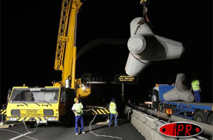 Jeudi 12 octobre 2007 -

Des dizaines de tétrapodes sont posés toutes les nuits le long de la route du littoral côté mer