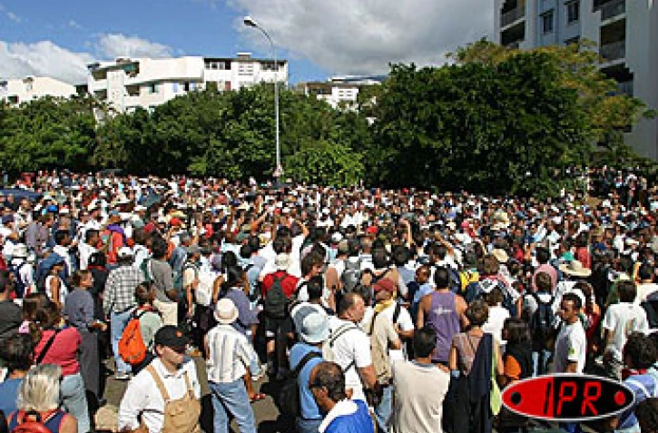 Lundi 16 juin 2003
Plusieurs centaines de personnes ont manifesté devant le rectorat pour s'opposer au transfert des personnels non enseignants. Des heurts ont eu lieu avec les forces de l'ordre
