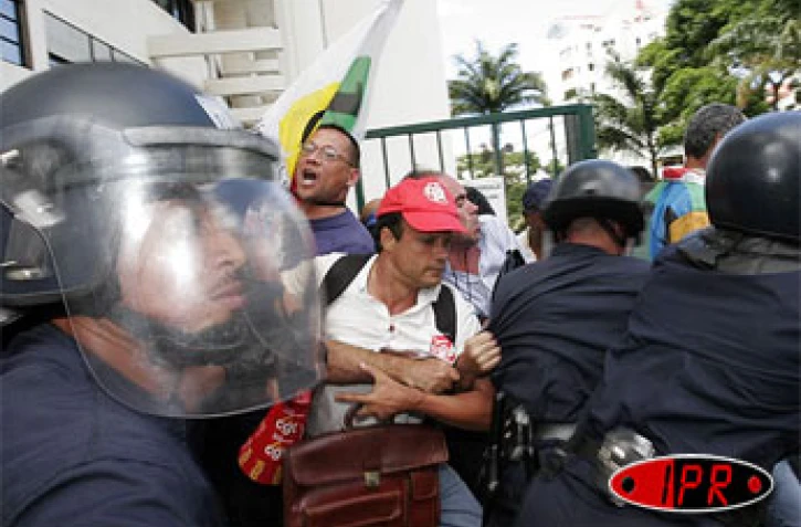 Mercredi 14 décembre 2005 -

Les &quot;précaires&quot; de l'Éducation nationale ont été expulsés des locaux du Trésor public à Saint-Denis