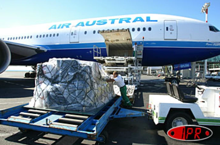 La compagnie régionale Air Austral dessert à nouveau depuis le 3 juillet 2003 Majunga et Nosy-Bé, des provinces de Madagascar