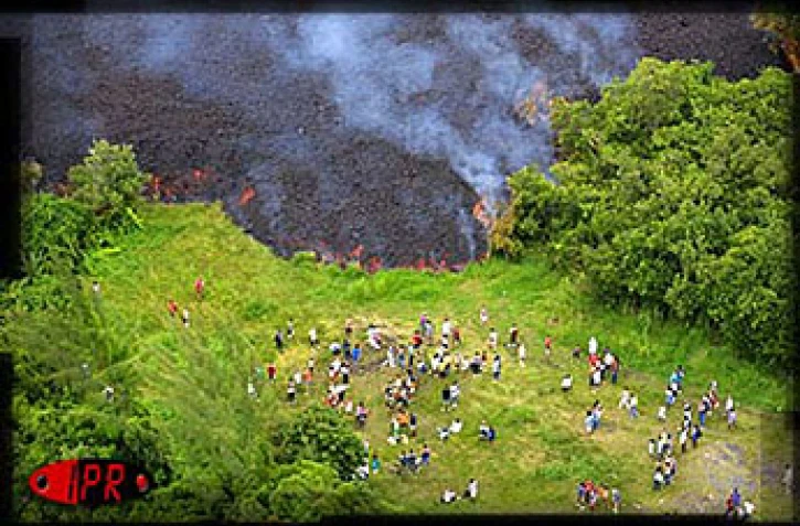 14 janvier 2002. La lave atteint la mer après avoir traversé la route nationale 2