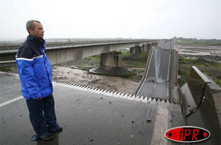 Dimanche 25 février 2007 - Cyclone Gamèe -
Le pont sur la rivière Saint-Etienne s'est effondré après avoir été destabilisé par les eaux en crue de la rivière