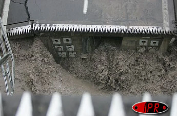 Dimanche 25 février 2007 - Cyclone Gamèe -
Le pont sur la rivière Saint-Etienne s'est effondré après avoir été destabilisé par les eaux en crue de la rivière