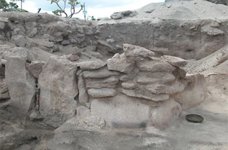 Les vestiges d'habitation construite par des esclaves naufragés à Tromelin -
Photo GRAN et confrérie des gens de la mer