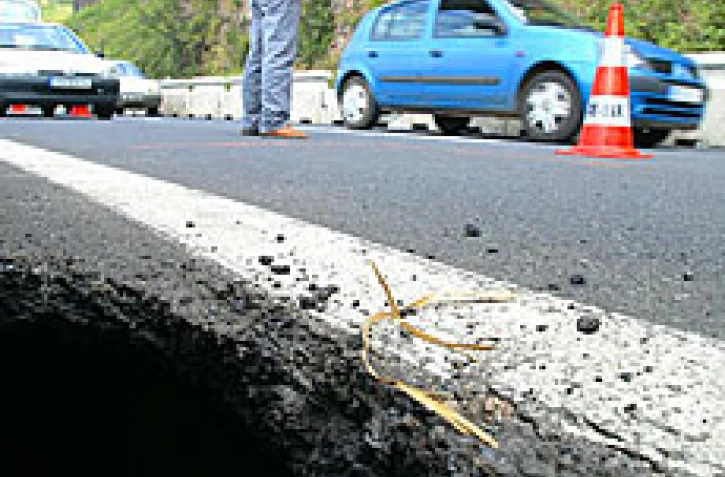 lundi 22 septembre 2003 
Une cavité de 2 mètres de profondeur et de 30 m3 de volume a été découverte sous la route du littoral