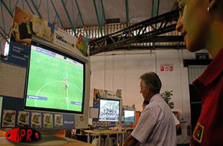 Lors du Cyber, le salon de la bureautique et des nouvelles technologies,en septembre 2001 au parc des expositions de Saint-Denis (Nord)